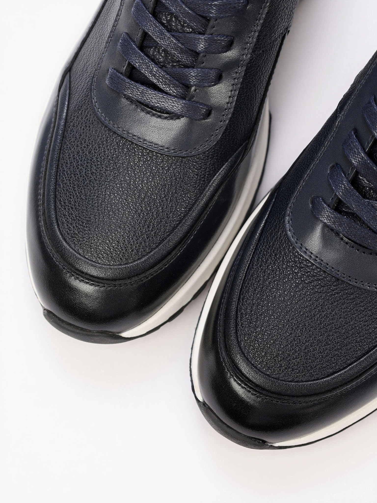 Кроссовки темно-синего цвета на средней контрастной подошве